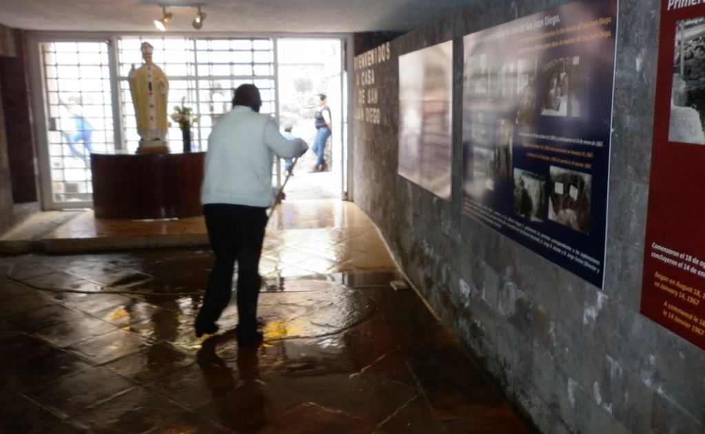 Brota agua en iglesia que resguarda restos de vivienda de San Juan Diego