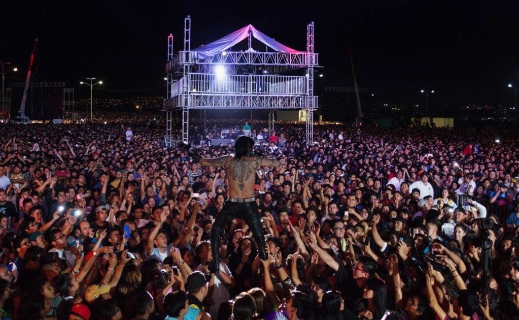 Más de 100 mil almas disfrutan noche de rock en Neza