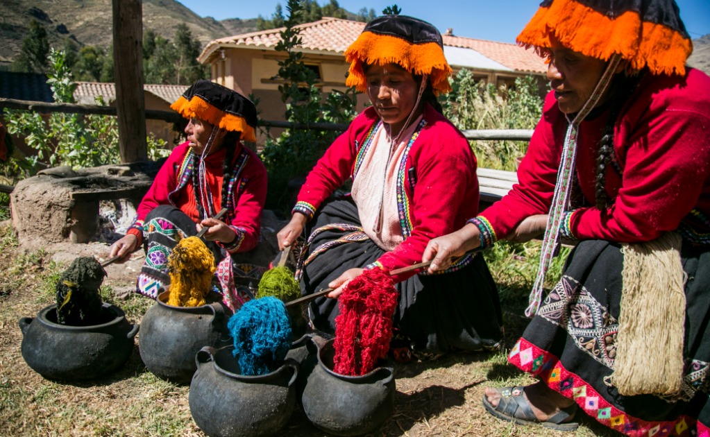 La comunidad tiene que darle color a la lana, coloc&aacute;ndola junto con  las hojas  dentro de una olla  llena de agua que se pone a calentar. (Foto: Alan Carranza/El Universal)