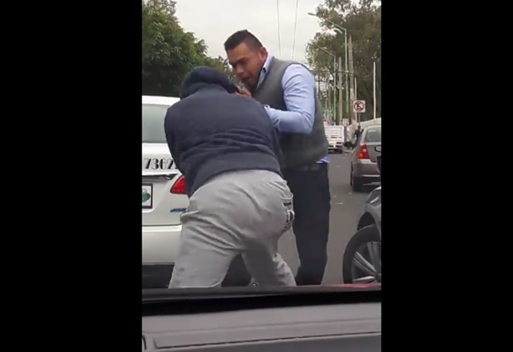 Captan pelea de taxista y chofer de Uber en Taxqueña