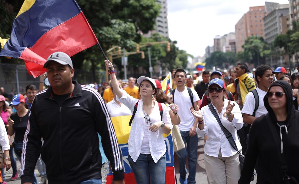 Estudiantes venezolanos se declaran en "protesta permanente"