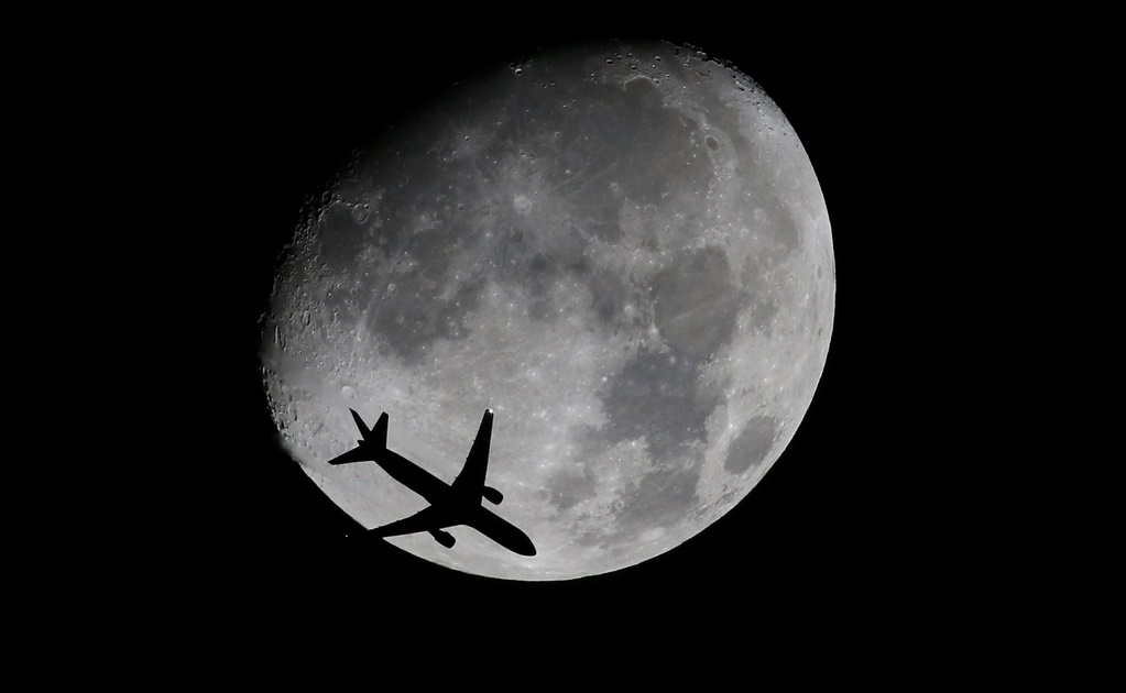 Avión y luna en Shangai