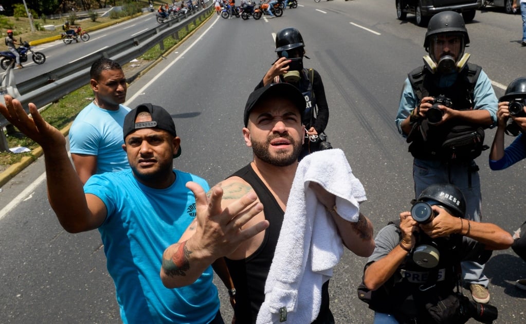 Cantante Nacho, afectado por gas lacrimógeno en protesta en Venezuela