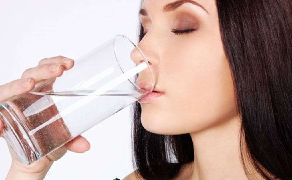 Conoce los beneficios de beber agua natural