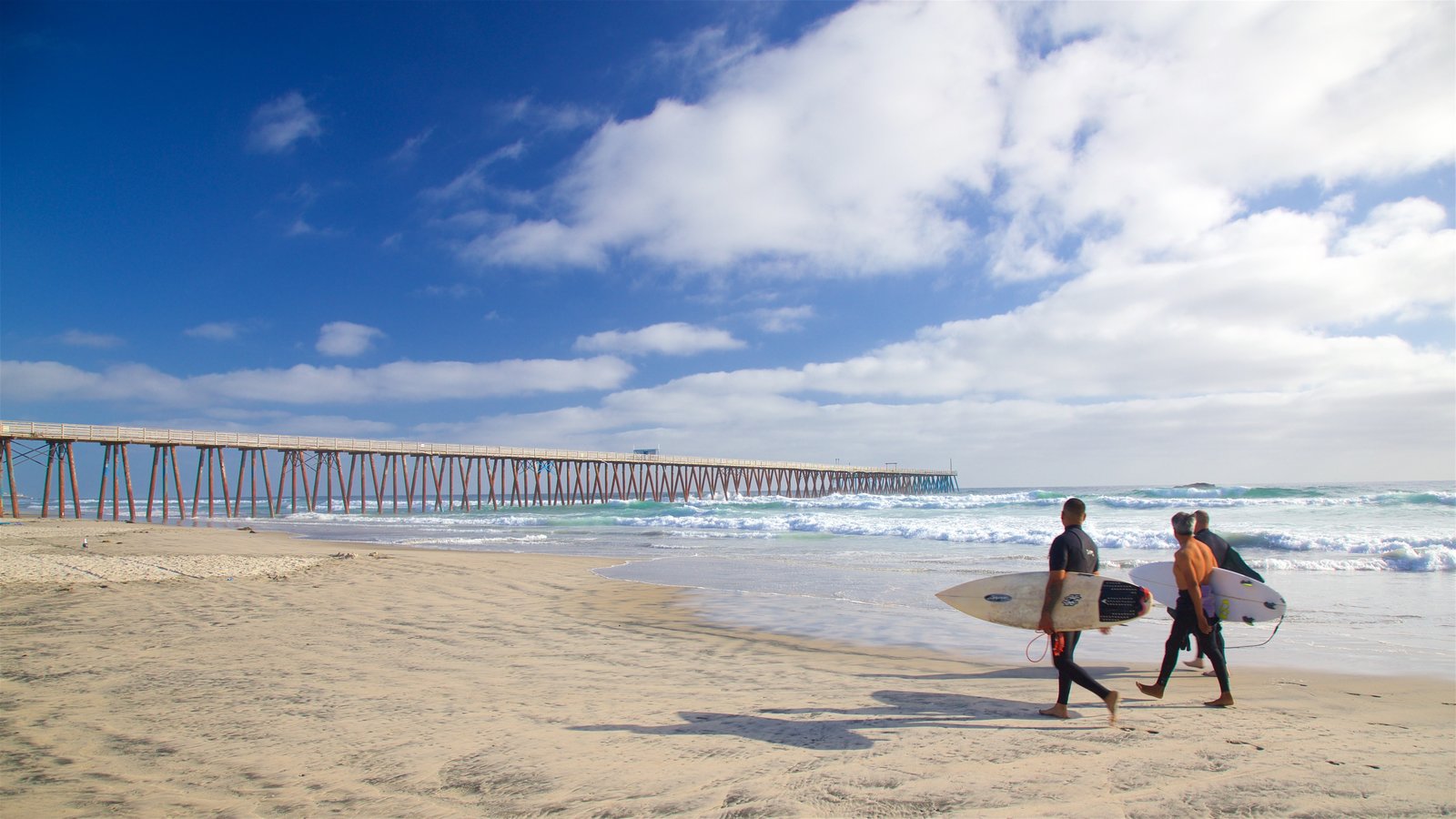 La playa de Rosarito, a una hora de Tijuana, es ideal para practicxar surf. (Foto: Cortes&iacute;a City Express)