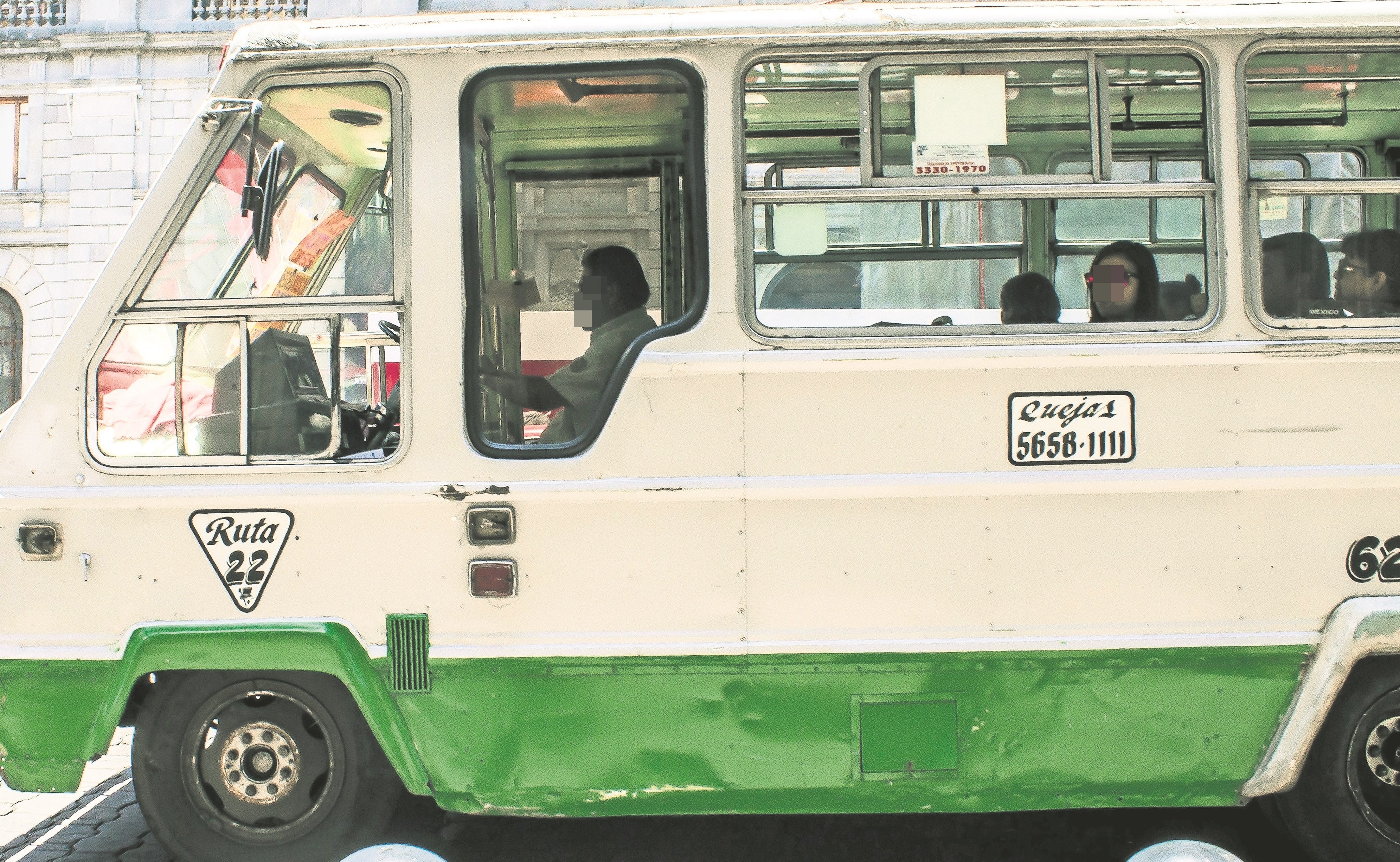 Vuelca microbús en Paseo de la Reforma