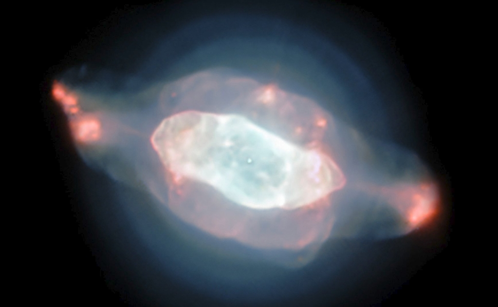 Un equipo de astrónomos cartografía polvo y burbujas en la nebulosa Saturno