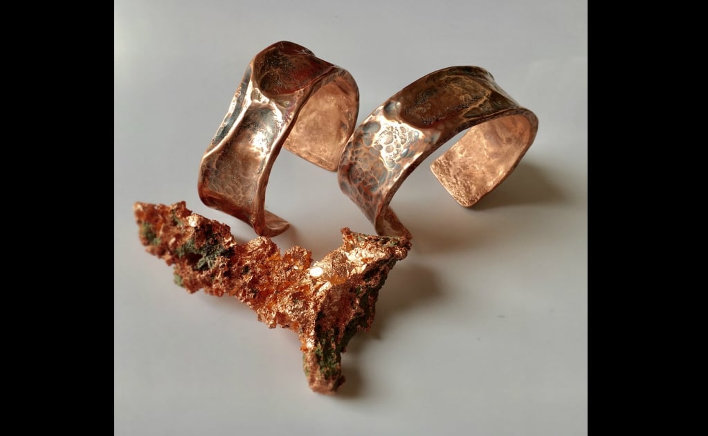 El proceso de elaboraci&oacute;n del cobre se hace en hornos naturales de carb&oacute;n y despu&eacute;s se martilla. (Foto: Cortes&iacute;a)