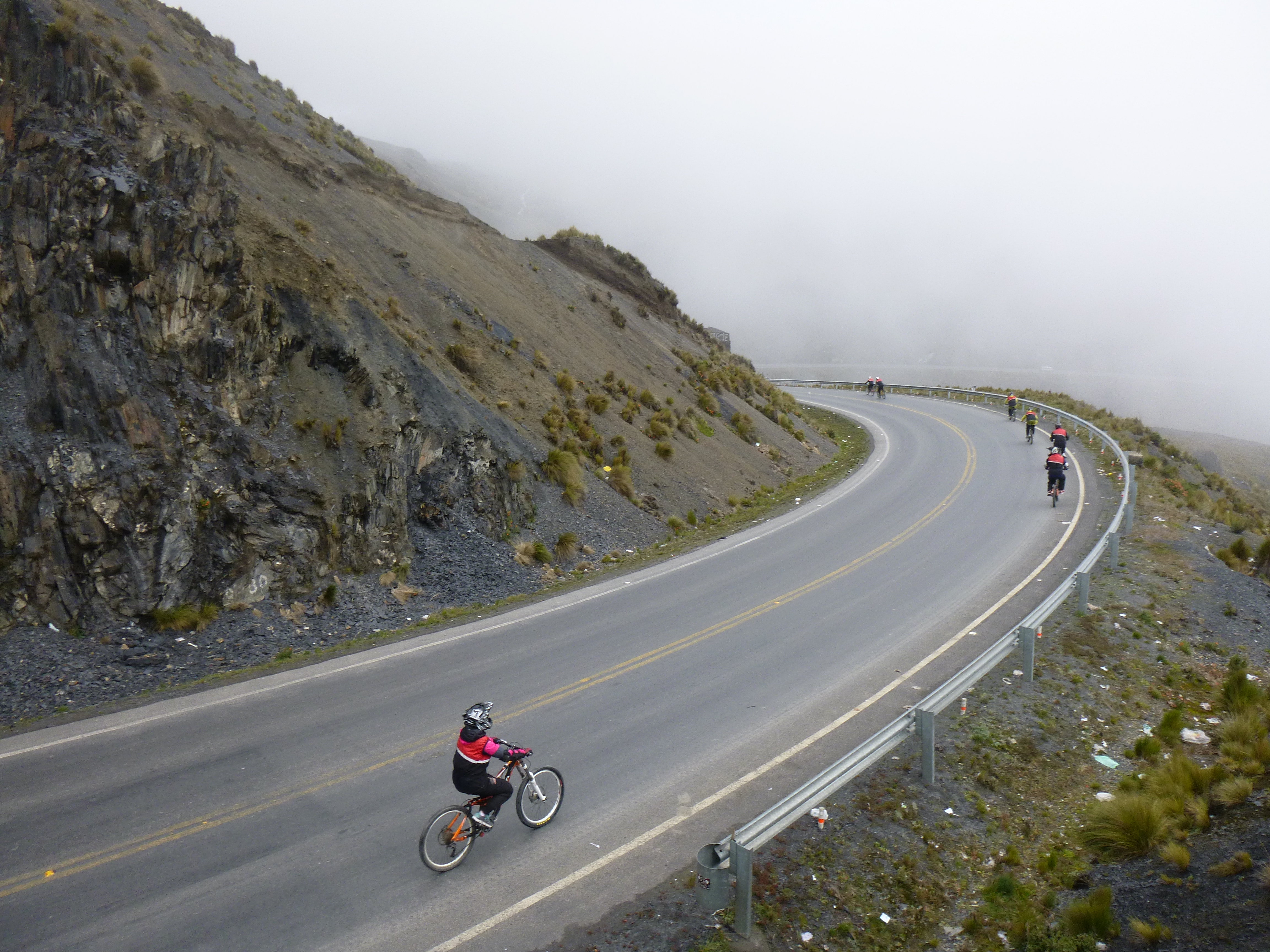 Los turistas recorren la carretera en bicicleta con todo un equipamiento de seguridad. (Foto: Mauricio Frias/Flickr)