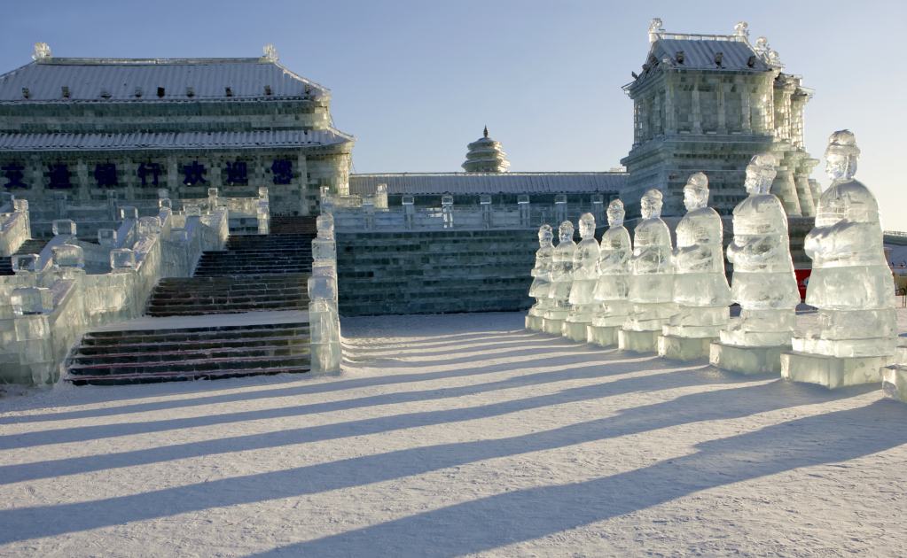 Las bajas temperaturas de la ciudad de Harbin en China, permiten que las esculturas de hielo se mantengan varios meses en pie. (Foto: Istock)