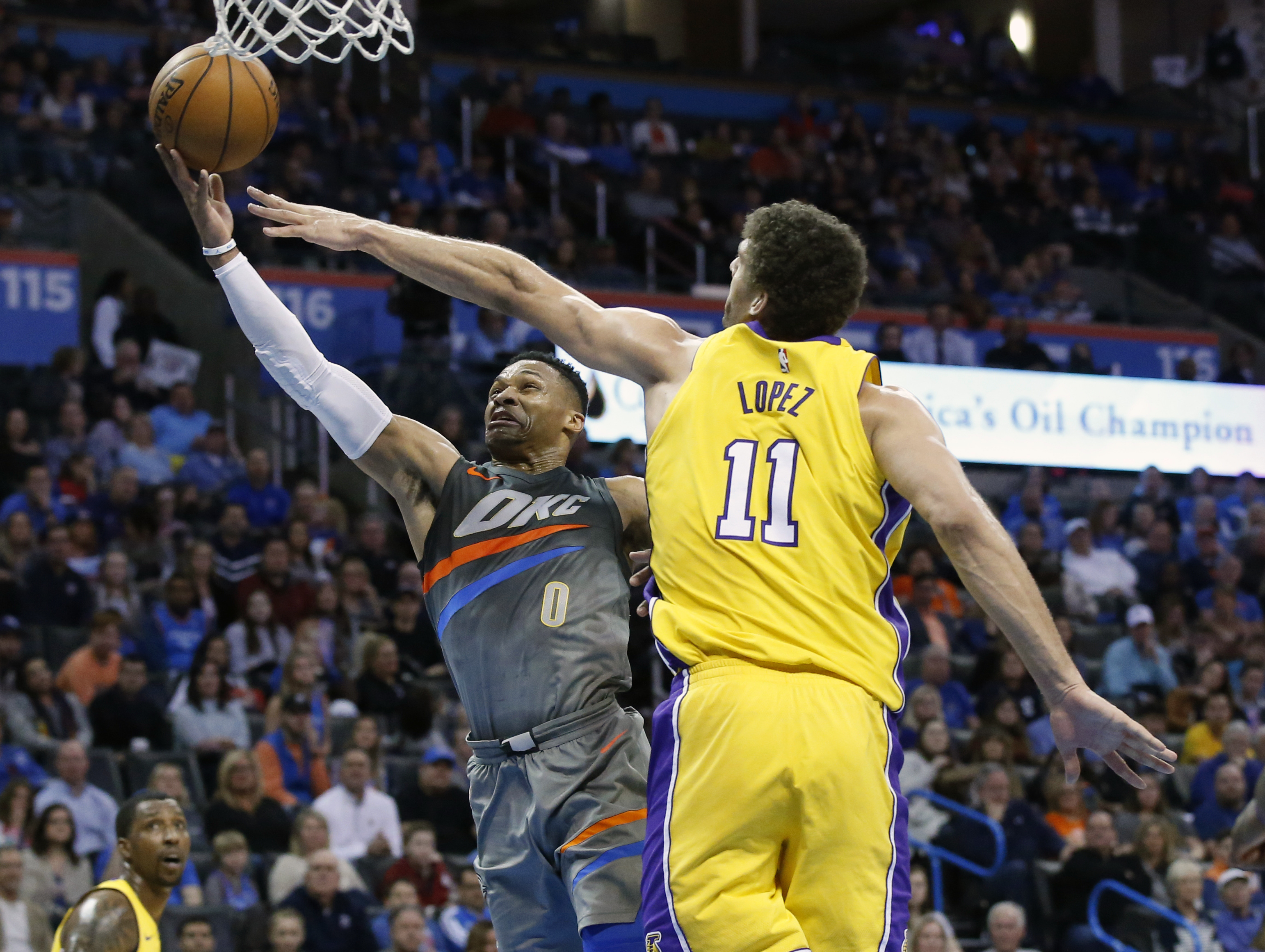 Lakers saca apretado triunfo sobre Thunder de NBA