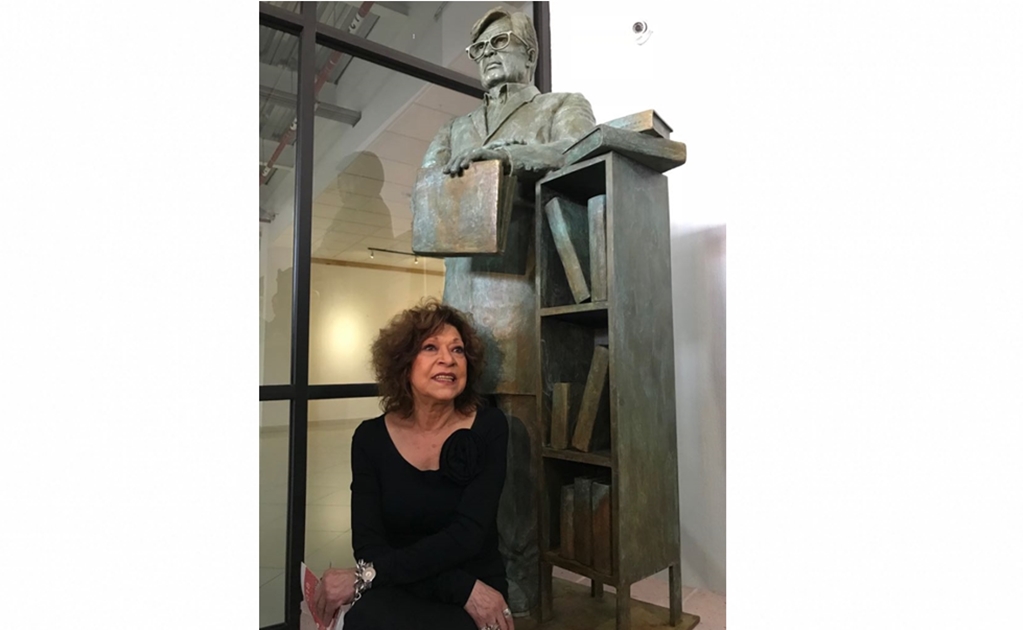 José Emilio Pacheco no quería un pedestal :Cristina Pacheco al ver escultura del escritor