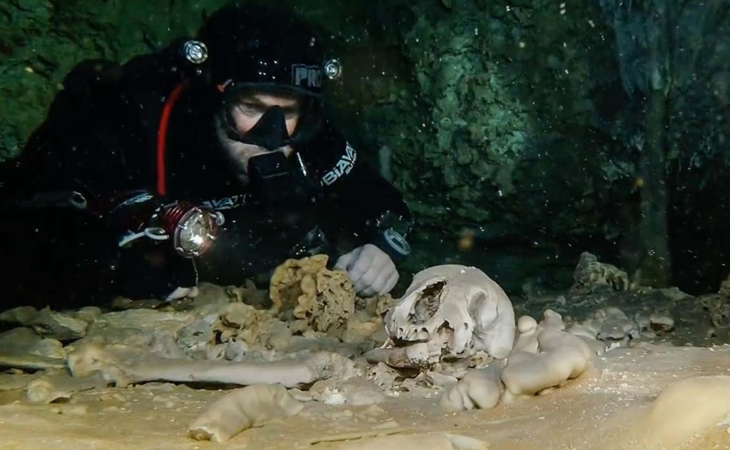 Hallan esqueleto humano de hace 10 mil años en el cenote más grande del mundo