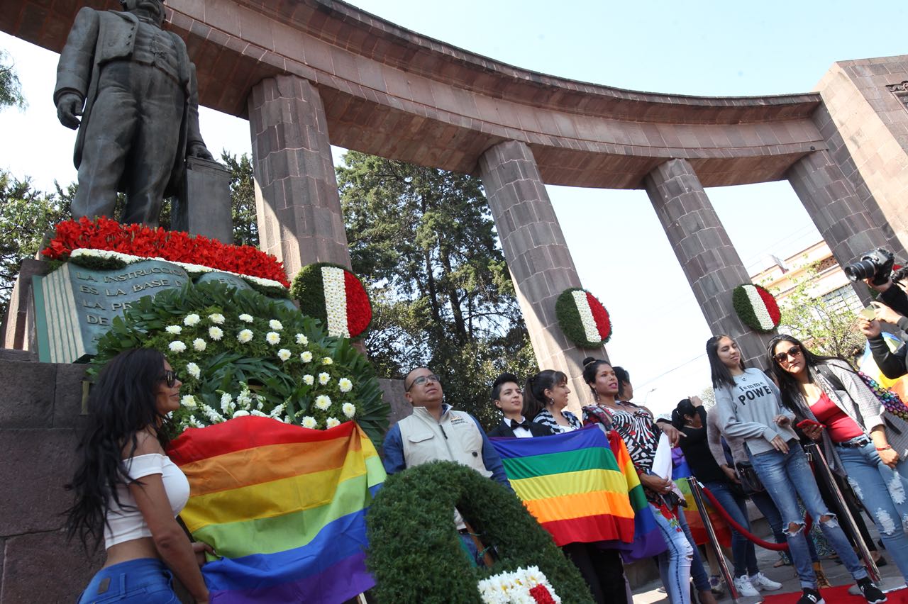 Colocan ofrenda en Toluca por los derechos de la comunidad LGBTTTI