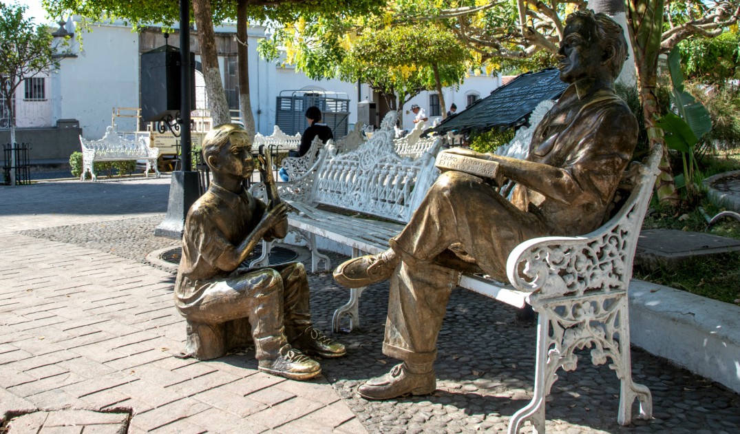Escultura de Juan Rulfo en una de las bancas de la plaza principal de Comala, Pueblo Mágico. (Foto: Hernando Rivera/SECTURE Colima)