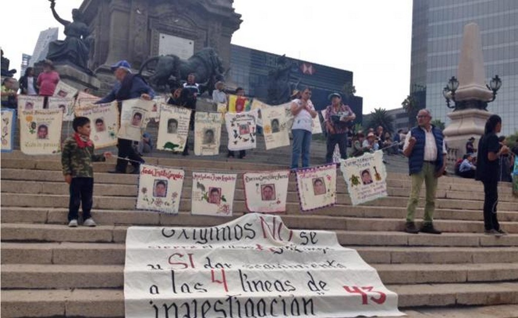 Inicia marcha a 43 meses de la desaparición de los normalistas de Ayotzinapa