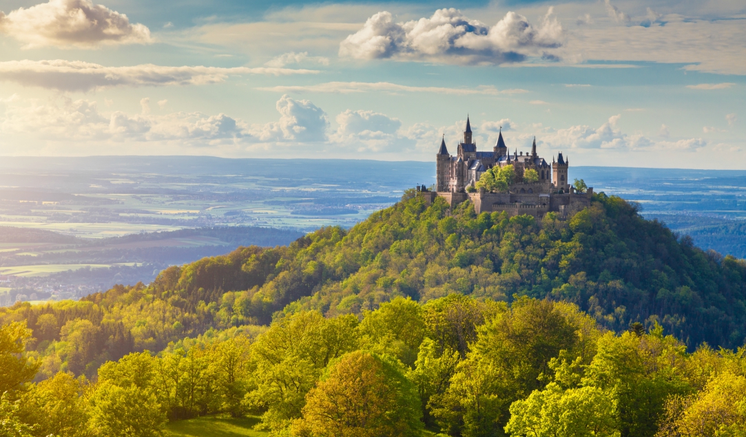 El castillo de Hohenzollern, tambi&eacute;n en Alemania, es un museo. Presenta conciertos, cine al aire libre, exposiciones y mercados de Navidad.(Foto: Istock)