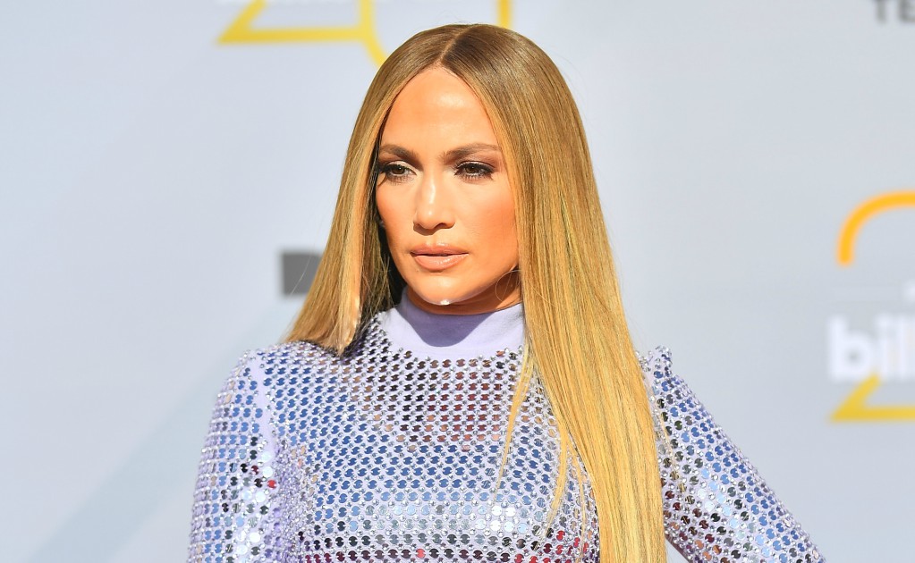 La cantante asistió a la celebración de los 20 Latin Billboard Awards en un vestido plateado