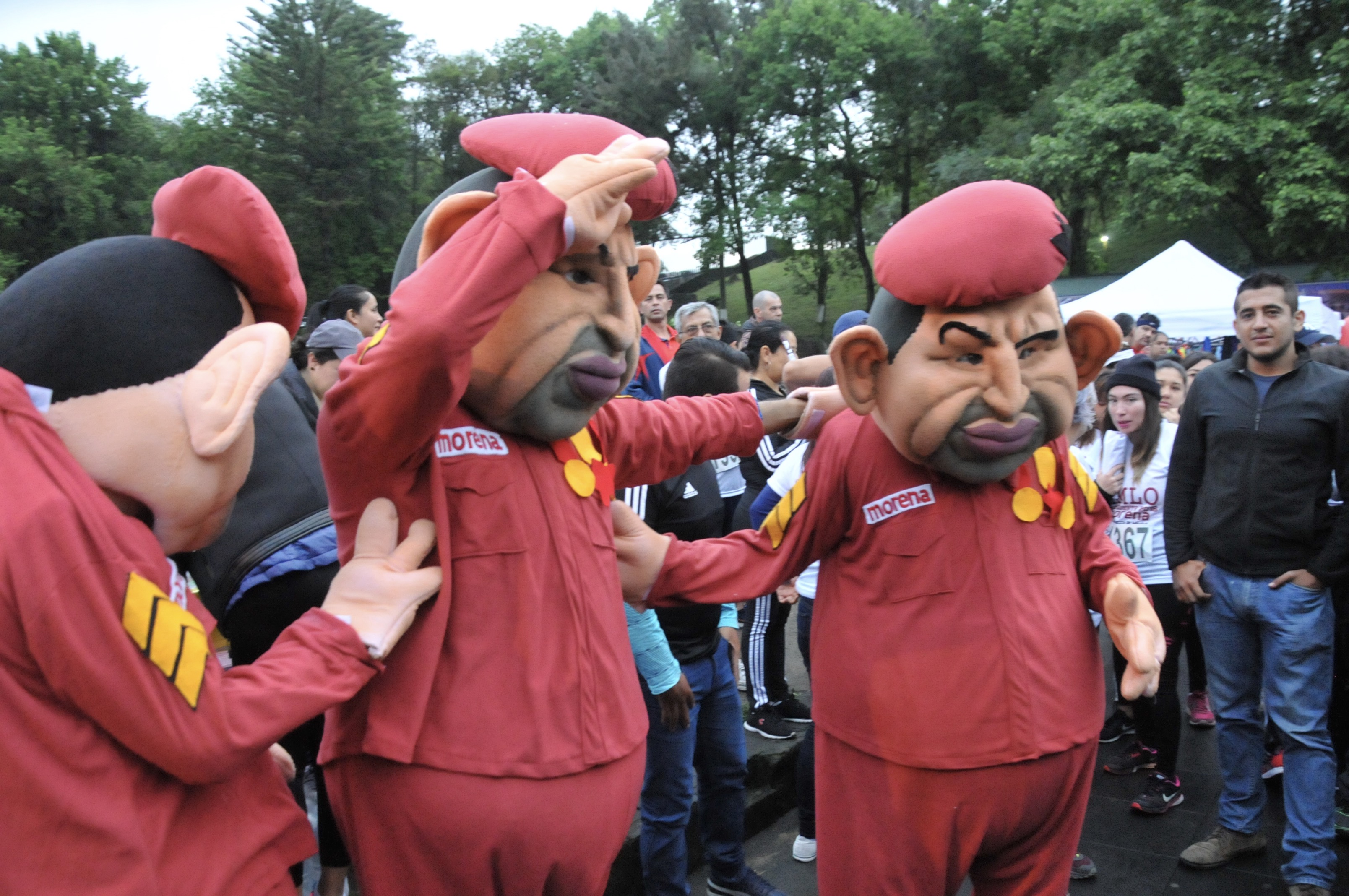 Irrumpen botargas de Chavez en evento de Morena en Veracruz