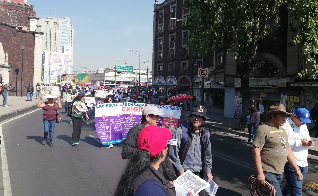 Integrantes de la CNTE marchan al Zócalo por Día del Trabajo