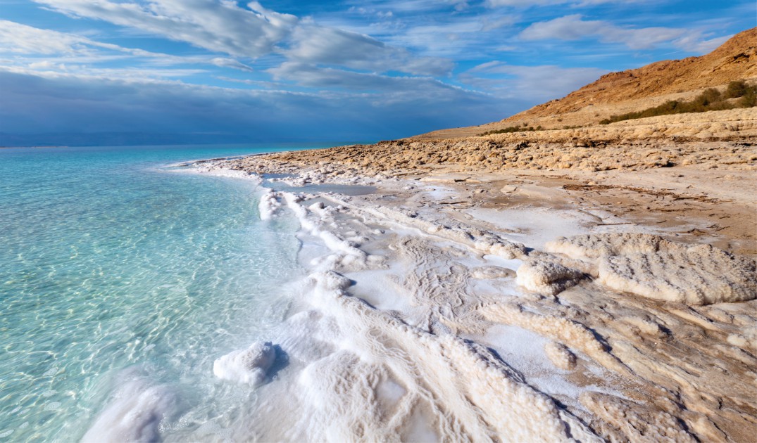 El mar Muerto se encuentra a m&aacute;s de 300 metros bajo el nivel del mar. (Foto: Istock)