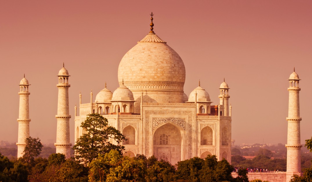 El Taj Mahal, en la ciudad de Agra, es un mausoleo dedicado a la amada esposa del emperador musulm&aacute;n Shah Jahan. (Foto: Istock)