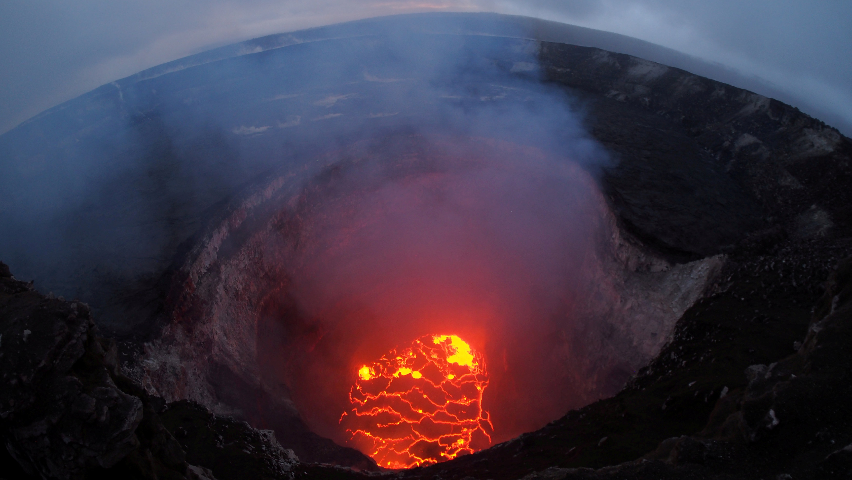 Volcán Kilauea en Hawái amenaza con explotar en los próximos días