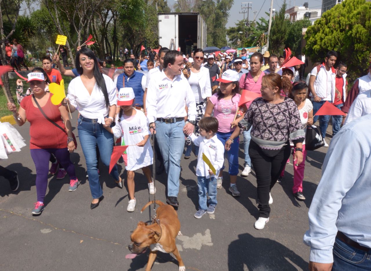 Mikel Arriola se pronuncia a favor de la adopción de perros