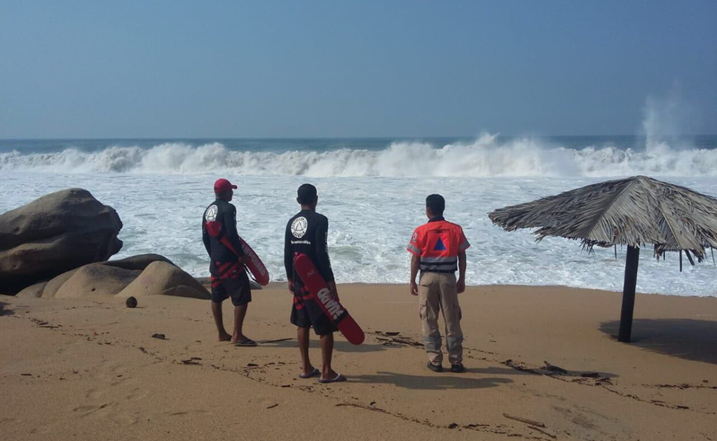 Protección Civil emite alerta por mar de fondo en costas de Guerrero