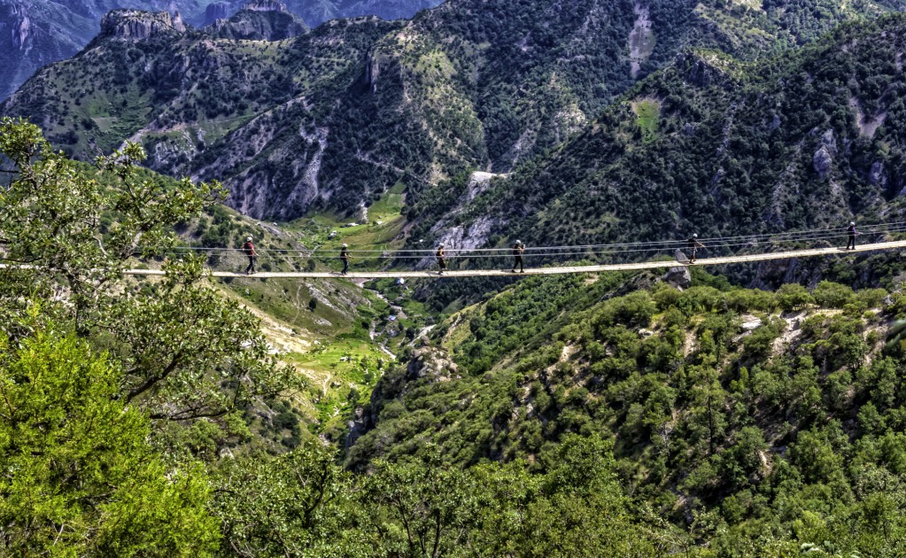 Atraviesa los puentes colgantes del Parque de Aventura Barrancas del Cobre. (Foto: Turismo Chihuahua)