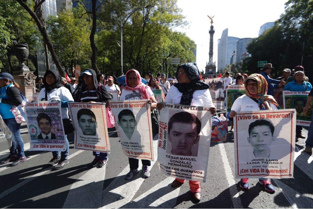 Marchan sobre Paseo de la Reforma por desaparición de normalistas de Ayotzinapa