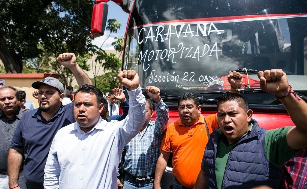 Sale de Oaxaca caravana de la CNTE con dirección a la Ciudad de México