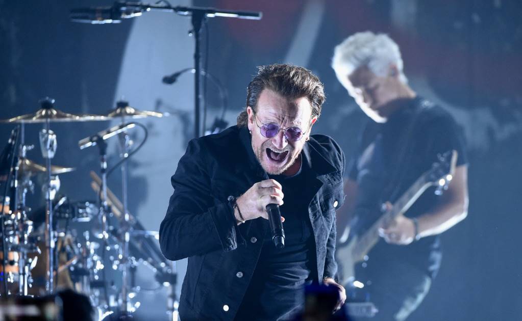 Bono de U2 en concierto en el Teatro Apollo
