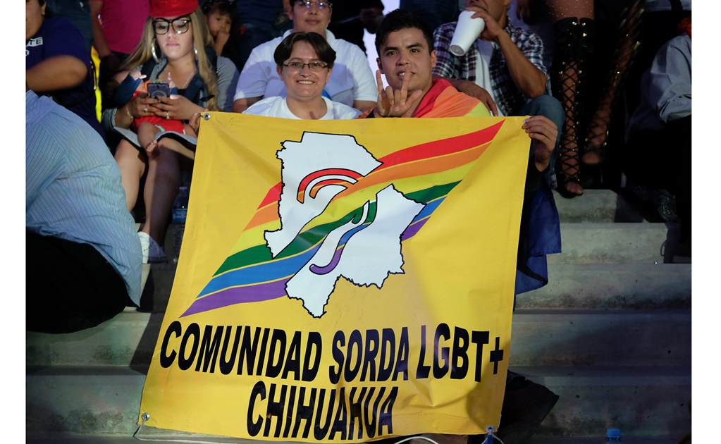 Activistas de la Comunidad Sorda LGBTTTI de Chihuahua en marcha del orgullo