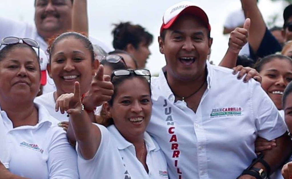 Rosely Magaña Martínez acompañada de Juan Carrillo Soberanis ambos candidatos del PRI en Isla Mujeres