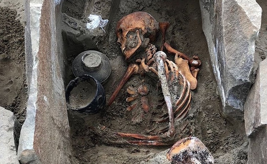Los restos que estaban junto a un espejo, fueron descubiertos en una tumba sumergida bajo el agua