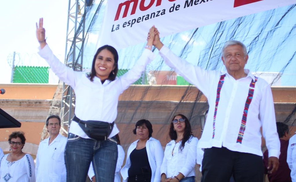 Simey Olvera y AMLO en evento en Hidalgo