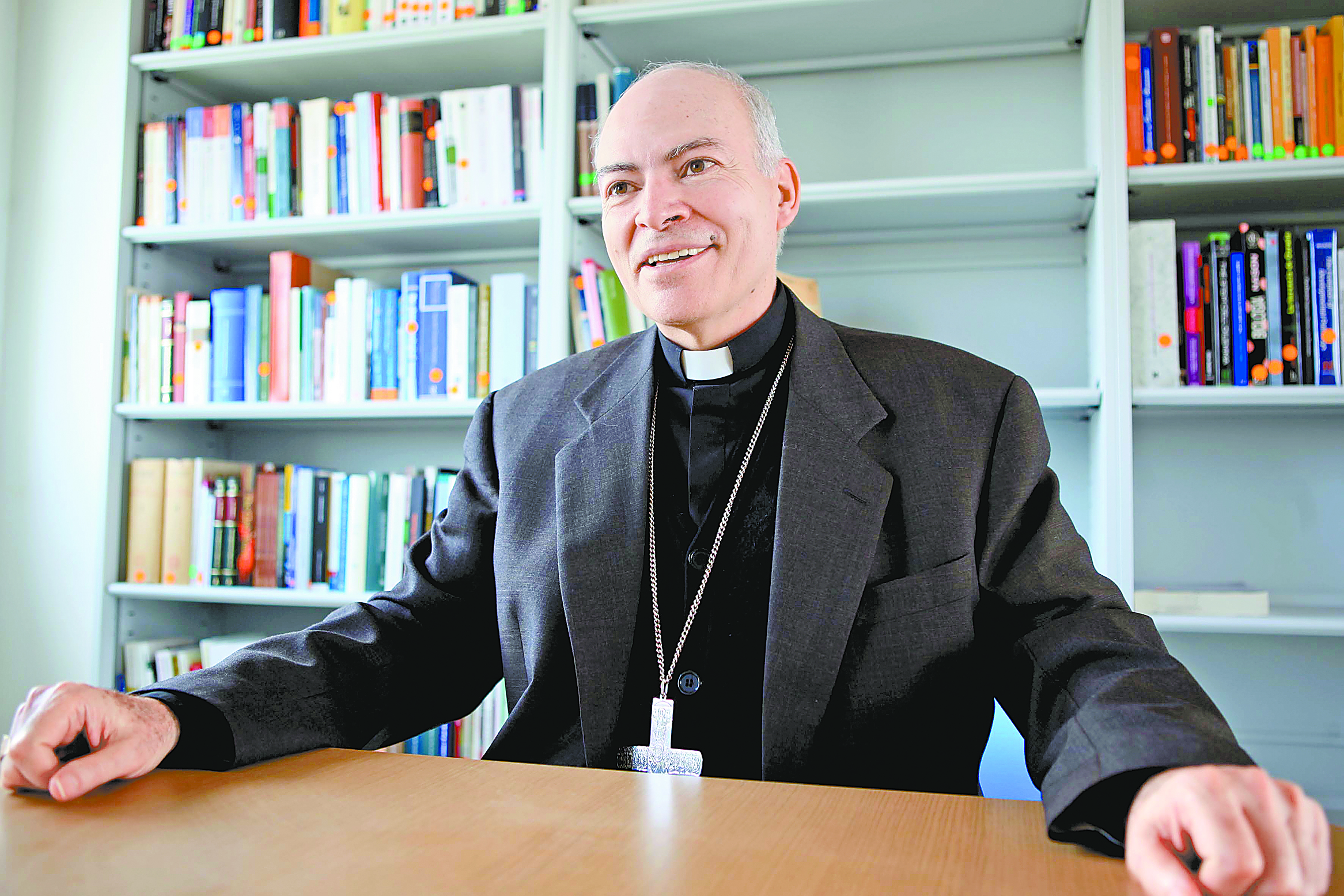 Recibe palio como arzobispo Carlos Aguiar Retes de manos del papa Francisco