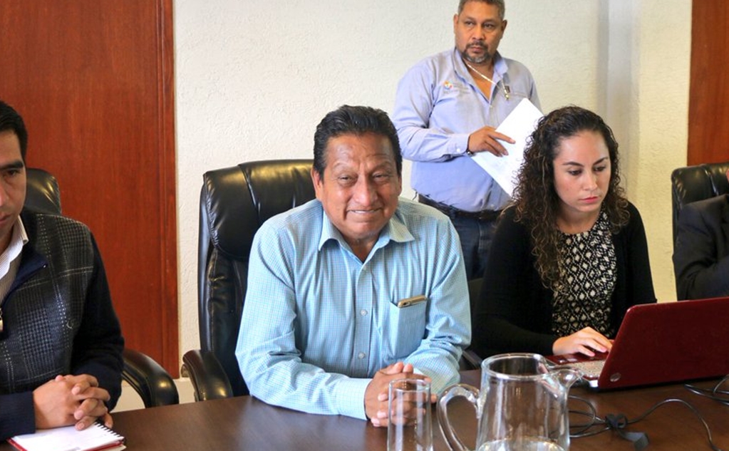 Esteban Hernández Franco, “El Chinto” en conferencia de prensa vestido con camisa azul