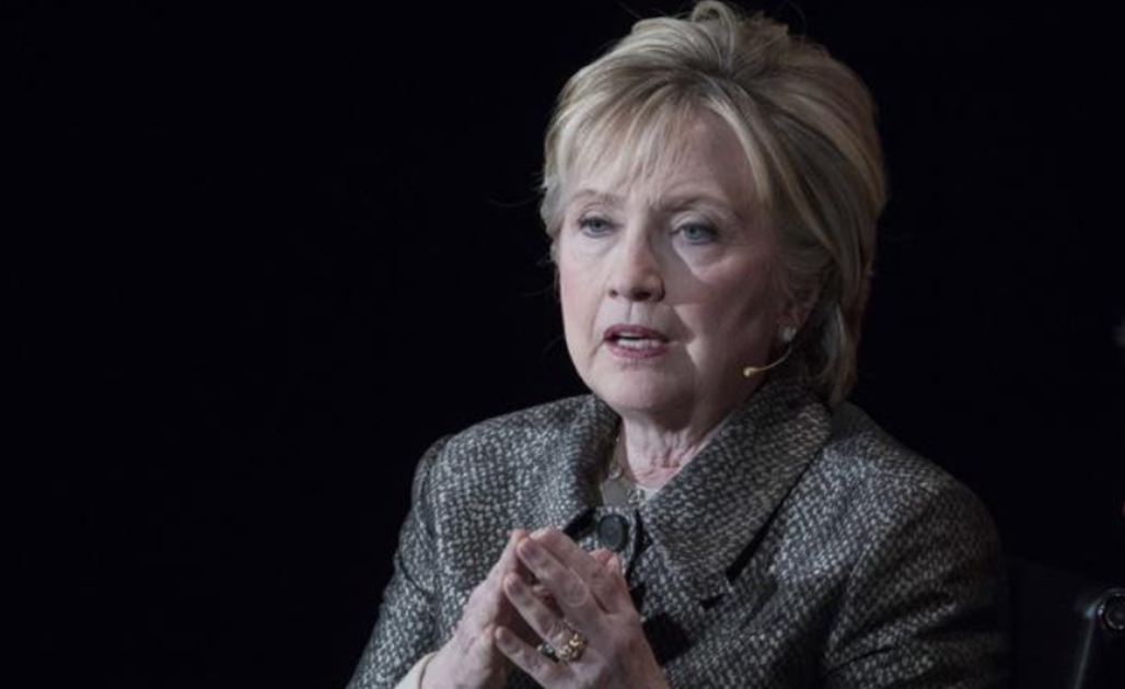¿Cómo lograron hackear miles de emails de Hillary Clinton?