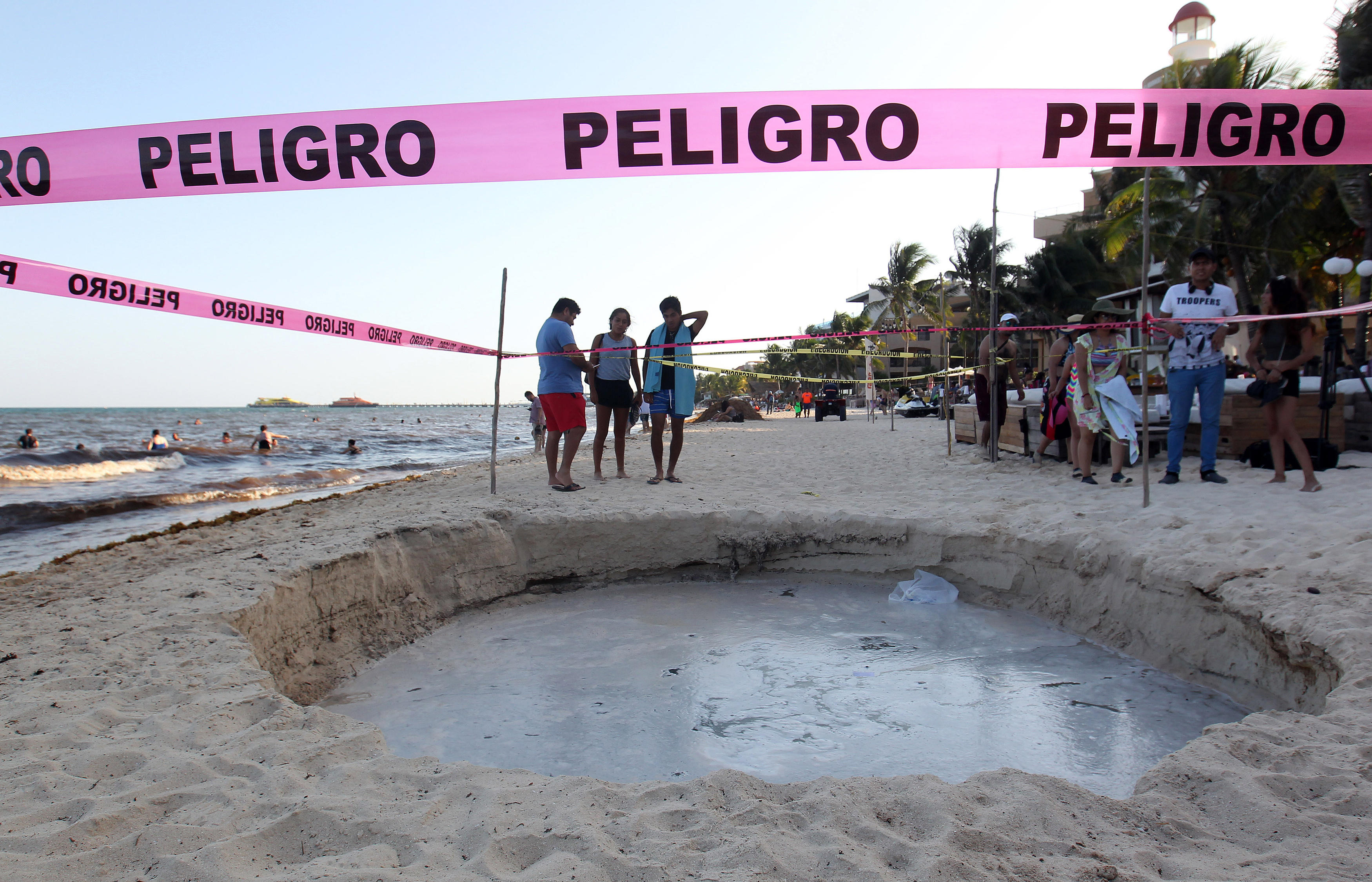 Se abre socavón en Playa del Carmen, a metros del mar