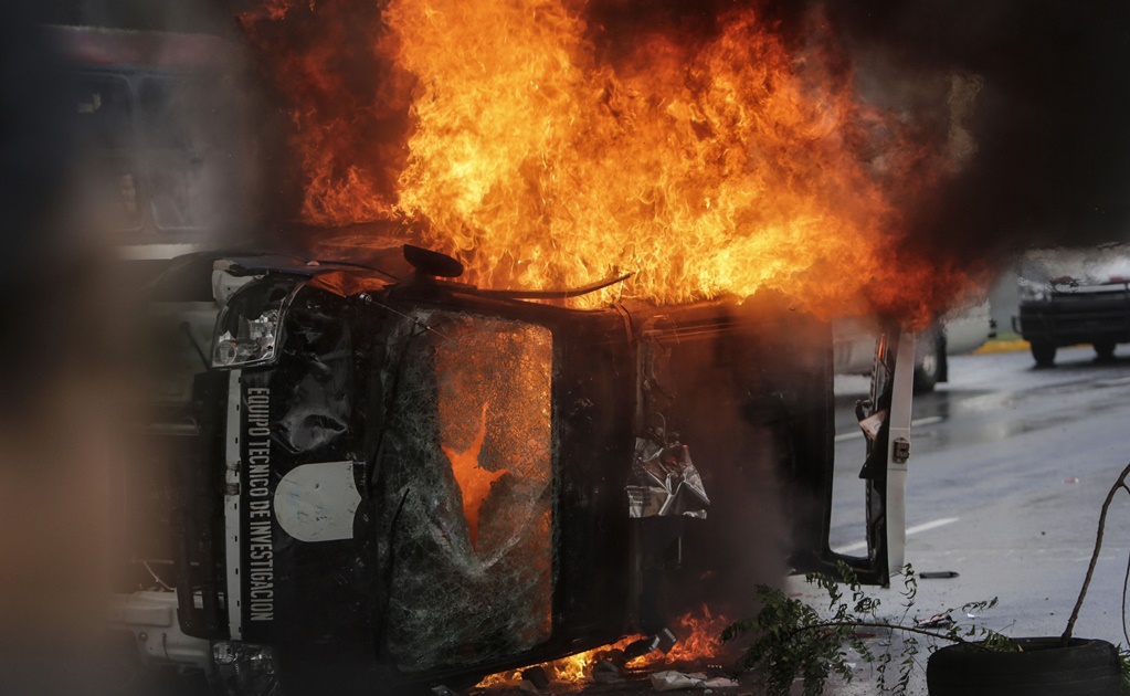 Manifestantes queman automóvil de la Policía Nacional en capital de Nicaragua