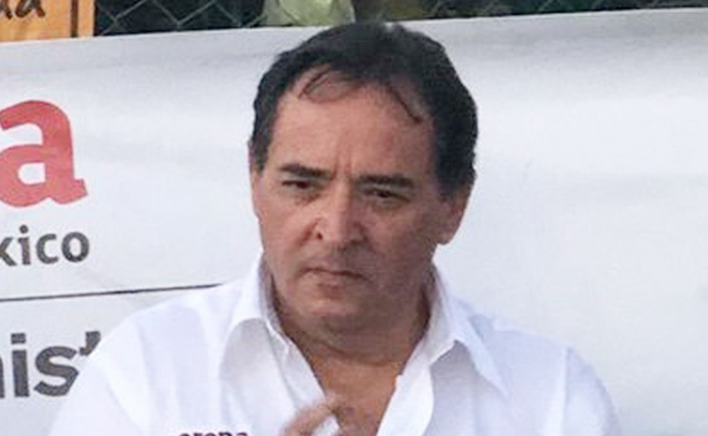 Luis Armando Colosio, diputado de Morena, de camisa blanca y con la cabeza despeinada