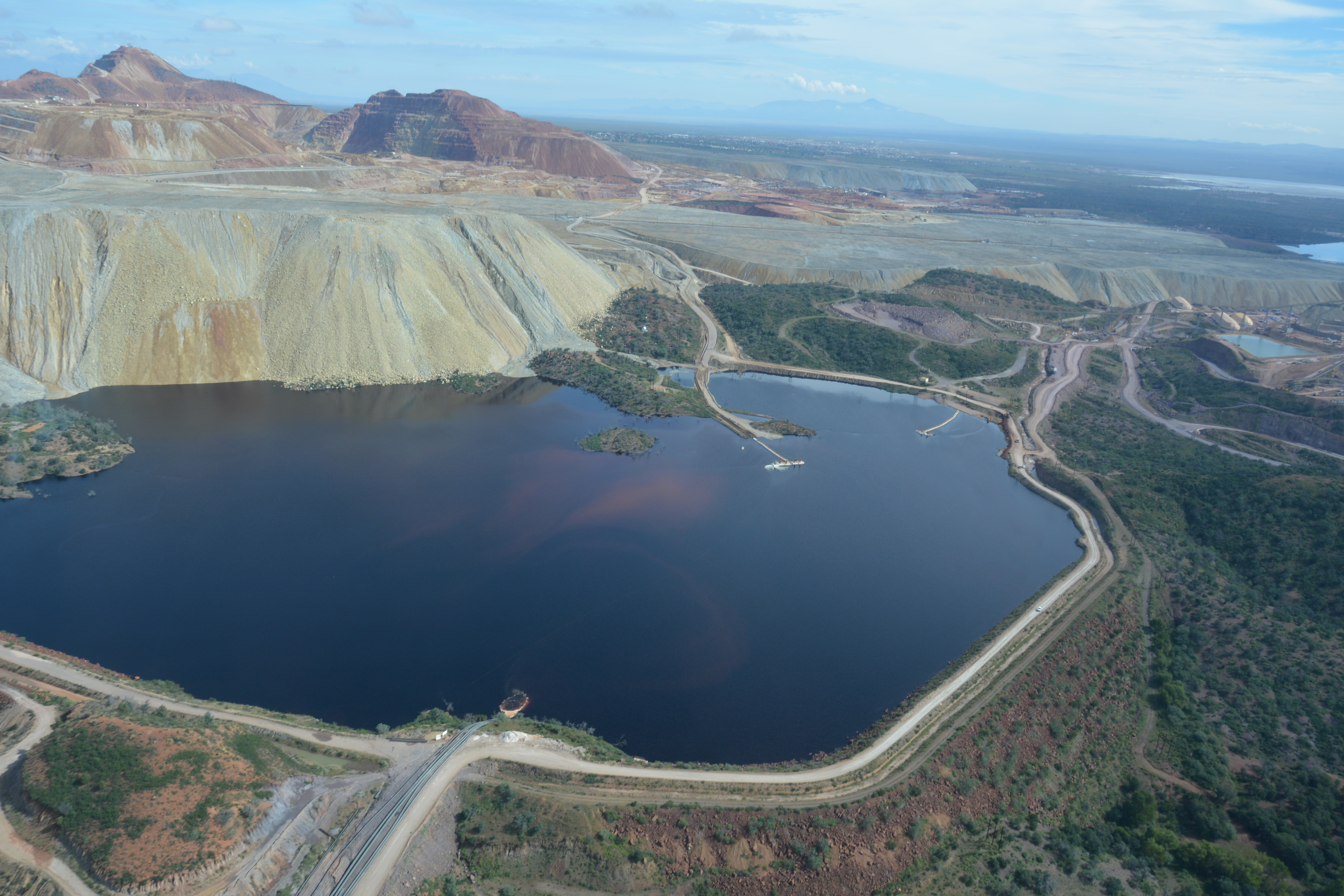 Foto aérea de mega presa de tóxicos de la mina Buenavista del Cobre, en Cananea, Sonora