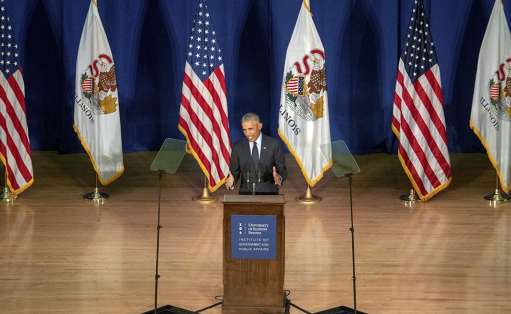 Barack Obama, ex presidente de Estados Unidos dando un discurso en la Universidad de Illinois