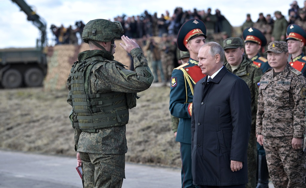 Vladimir Putin supervisa ejercicio militar de 30 mil efectivos rusos y  chinos