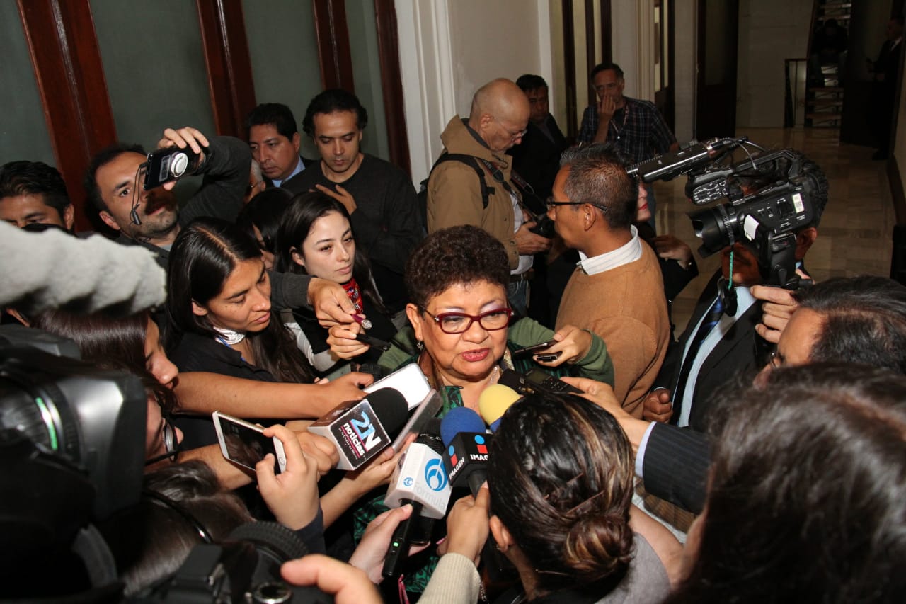 Ernestina Godoy Ramos habla con medios de comunicación