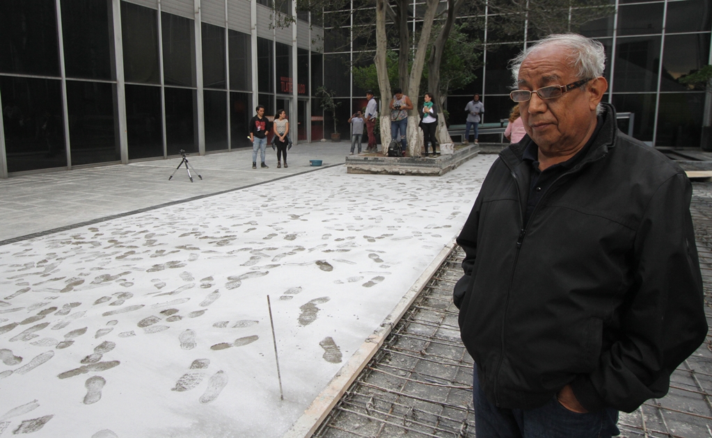 Sobrevivientes del 68 dejan sus huellas en el Monumento a la Ausencia
