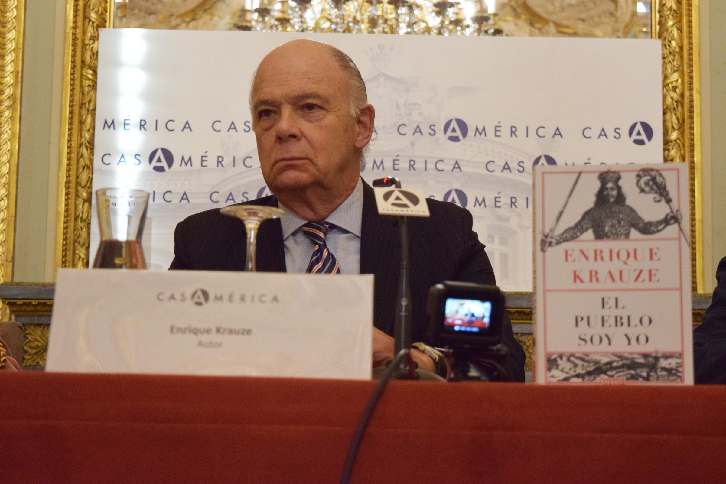 El historiador Enrique Krauze presentó en la Casa de América de Madrid su libro "El pueblo soy yo"