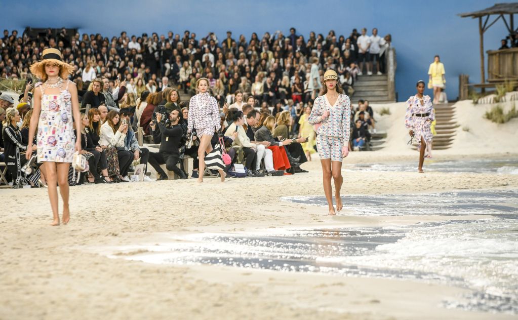 Modelos desfilan sobre la costa artificial de Chanel